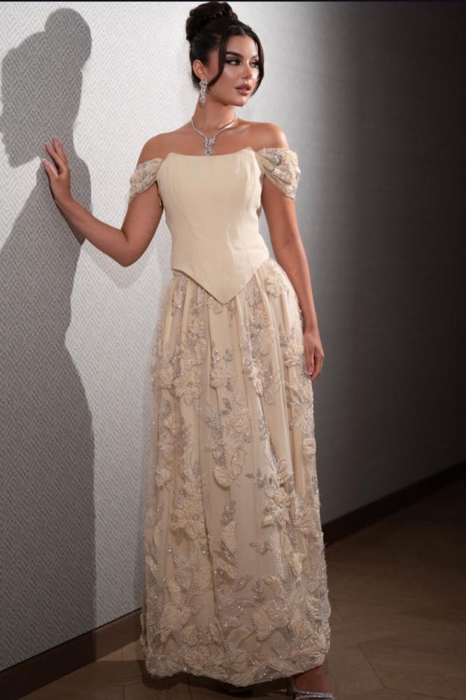 فستان سهرات  أوف شولدر بتصميم أنيق وراقي