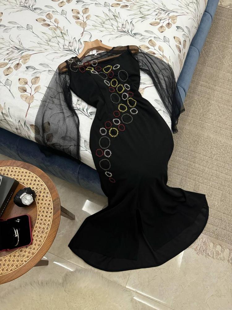 فستان سهره ناعم بتطريز ملون