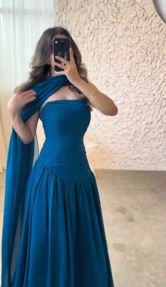 فستان سهره ناعم مزين بكسرات فاخرة