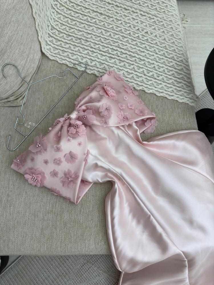 فستان بصدريه فيونكه مزينه بورود