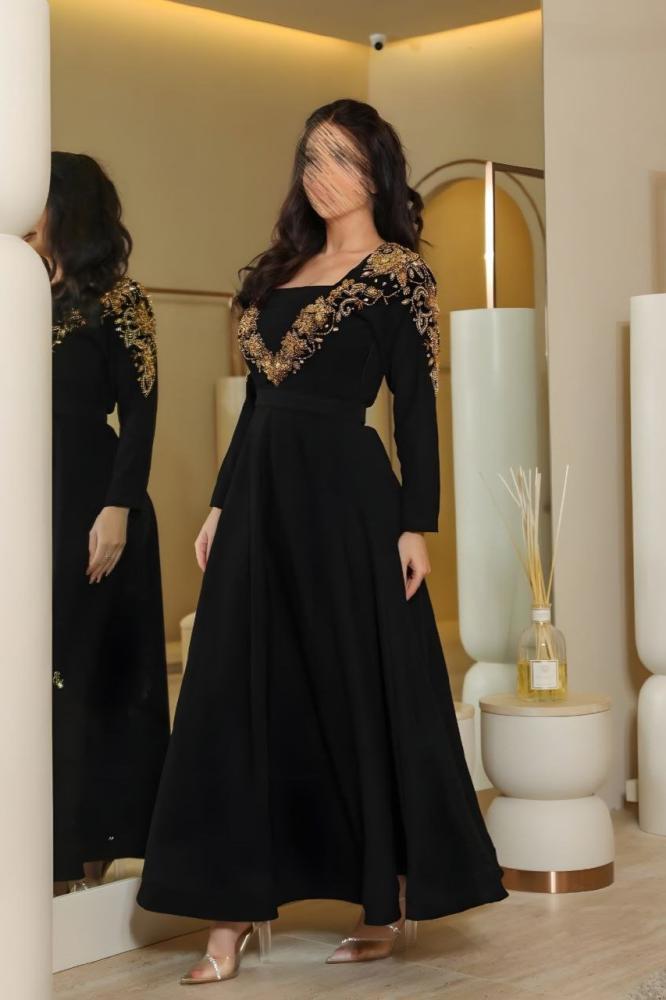 جلابية سوداء مطرزة بتصميم ملكي