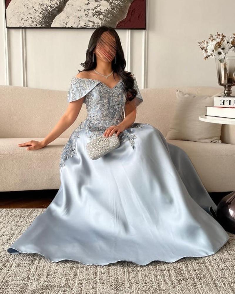 فستان فضي بتطريز فخم