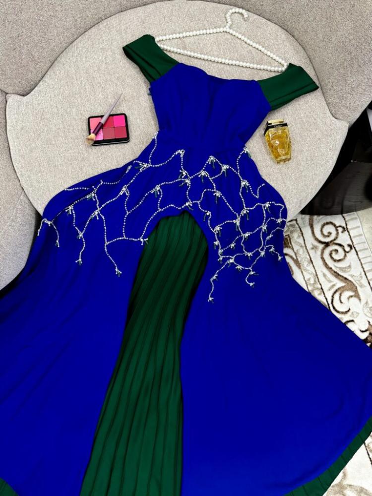 فستان كريب استريتش بتطريز شك يدوي بذيل تفته بوليسيه