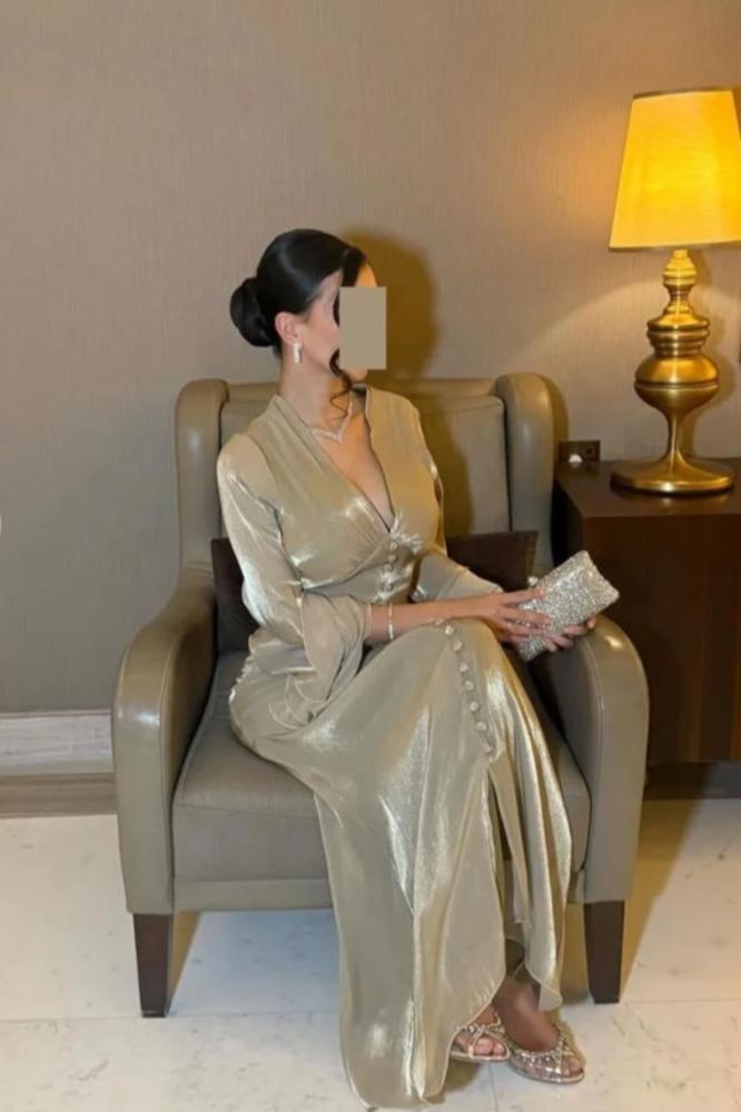 فستان ناعم بأكمام طويله لون ذهبي