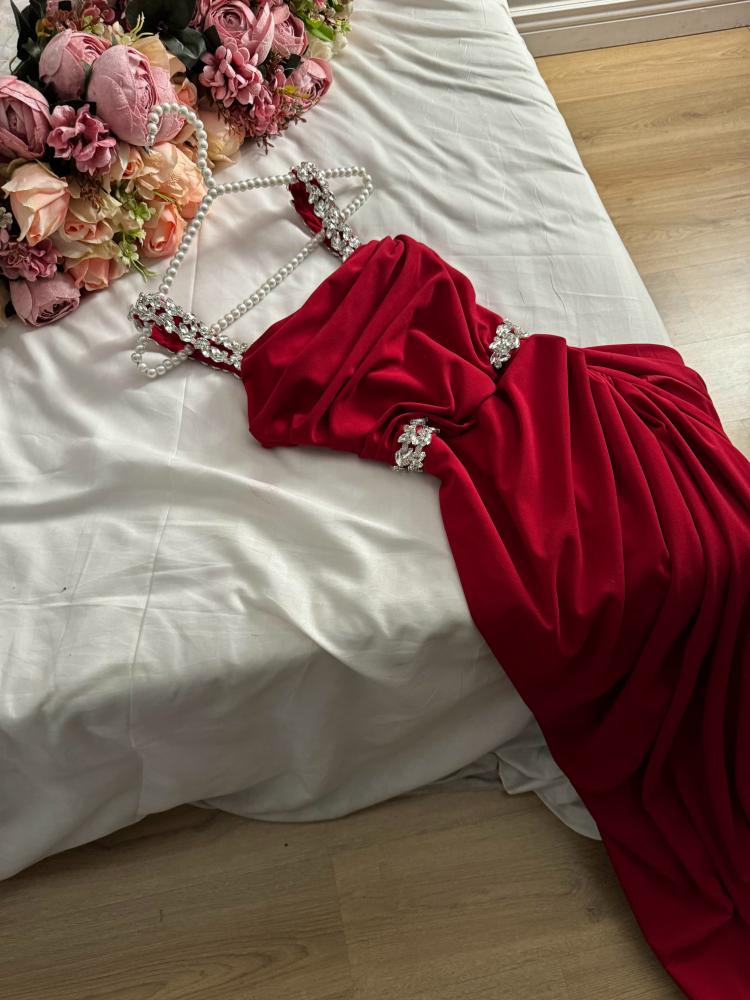 فستان سهرة مع تطريز كرستال بدون أكمام