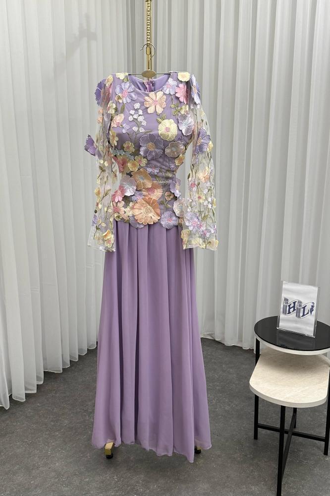 فستان ناعم بأكمام مزينة بورود ملونة