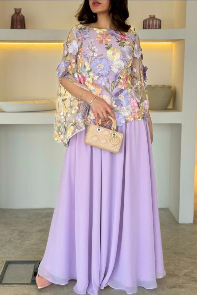 فستان ناعم بأكمام مزينة بورود ملونة