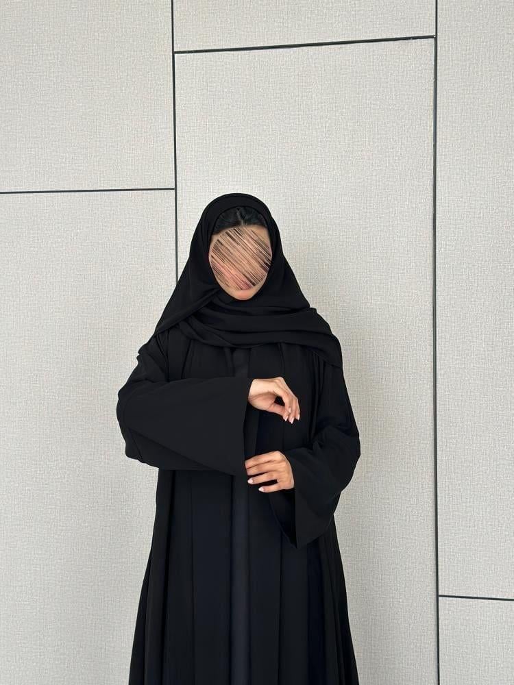 عباية كتف سوداء بتصميم كلاسيكي