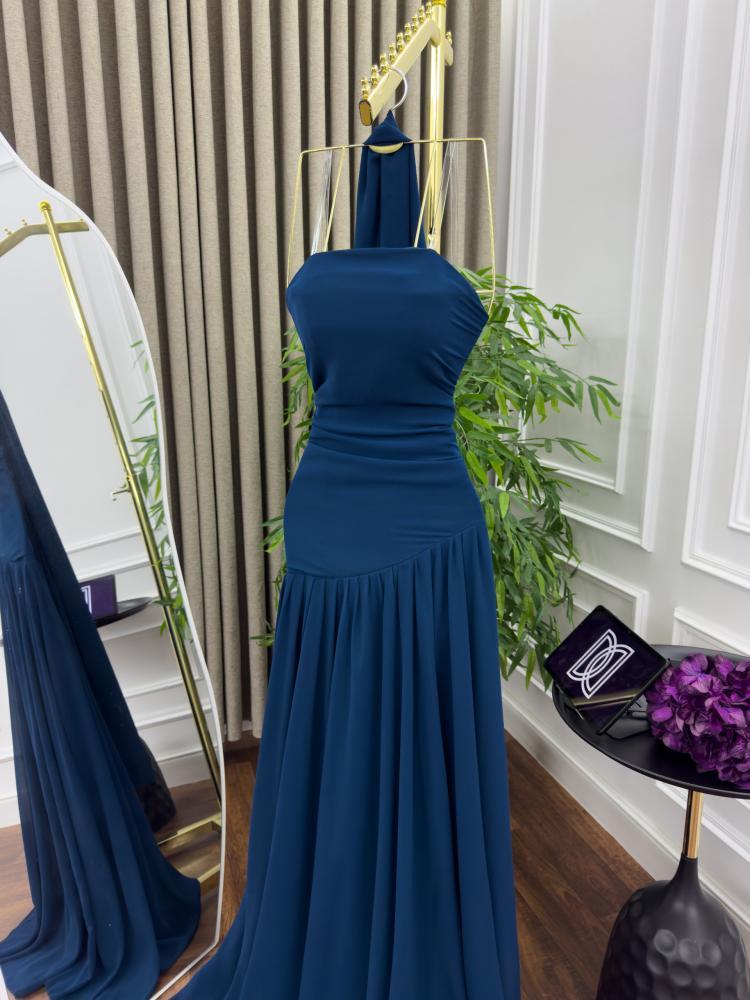 فستان سهره ناعم مزين بكسرات فاخرة