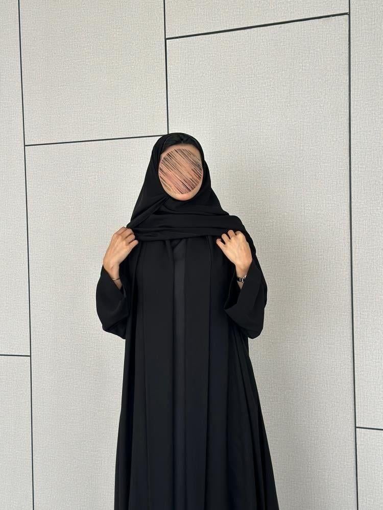 عباية كتف سوداء بتصميم كلاسيكي