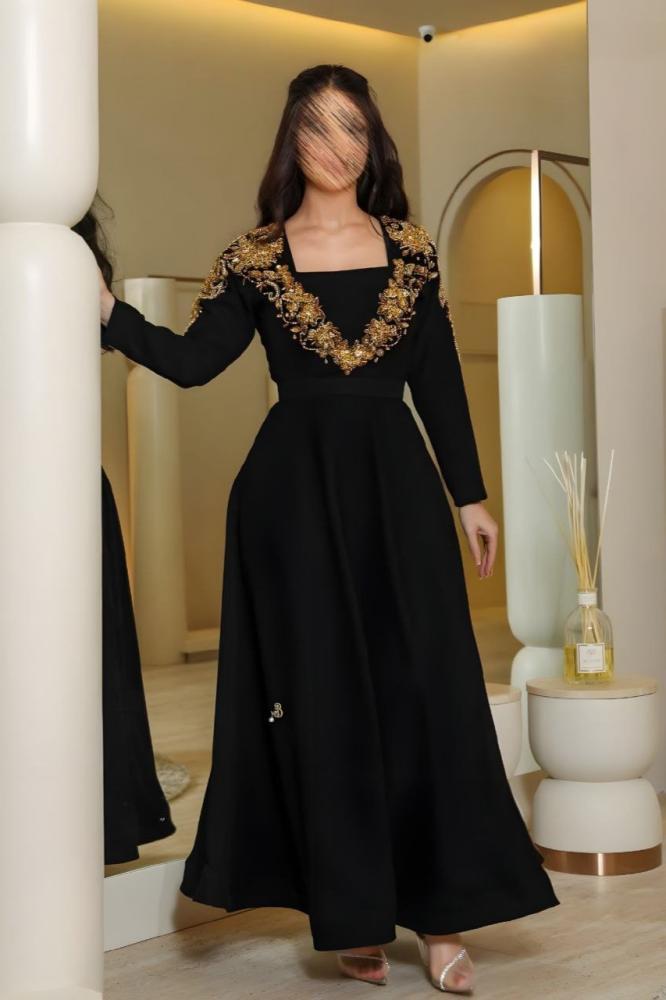 جلابية سوداء مطرزة بتصميم ملكي