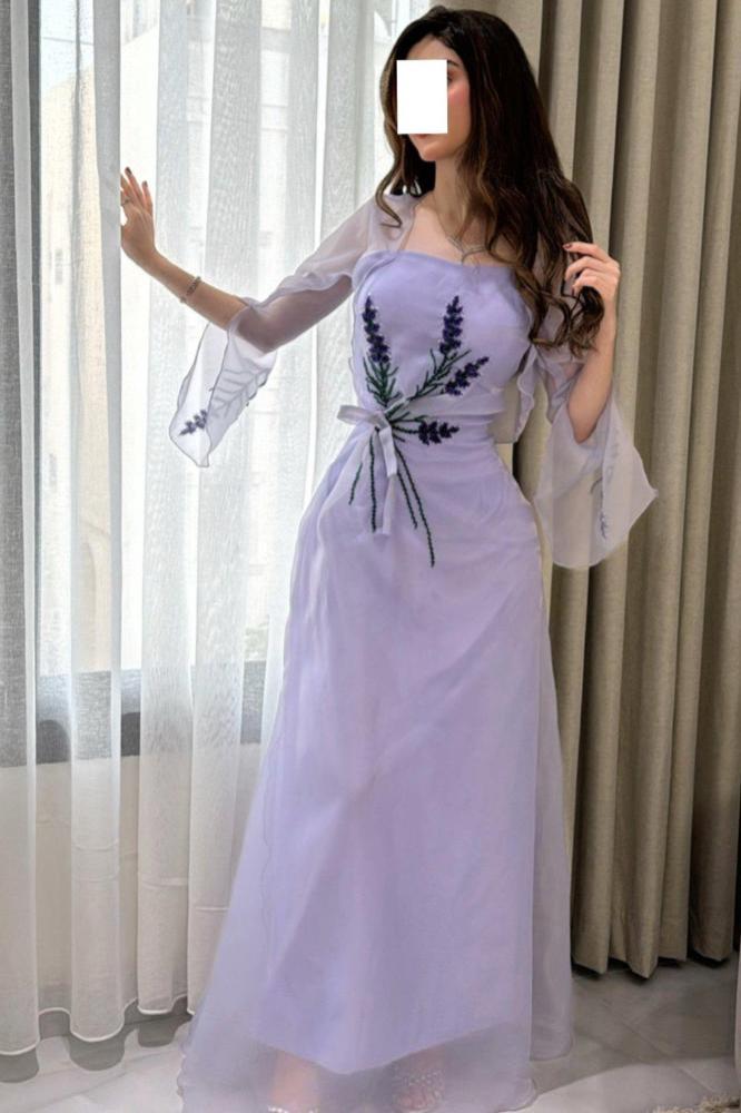 فستان بحزام رفيع بربطة جميلة عند الخصر