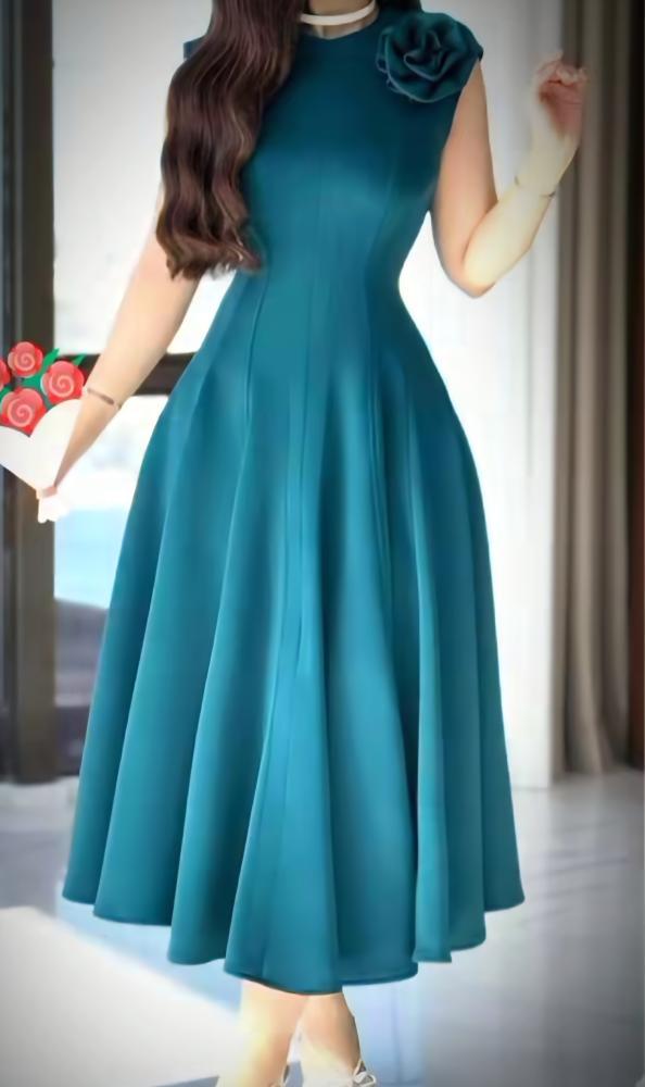 فستان ميد مع ورده بالصدر