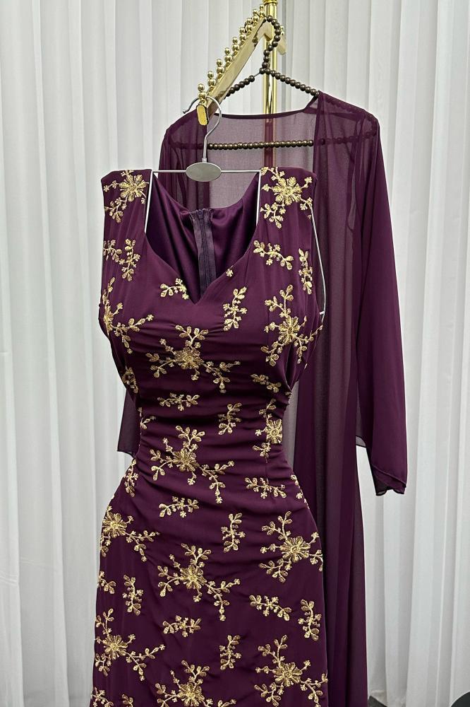 فستان بقطعتين عنابي مزخرف بلون ذهبية