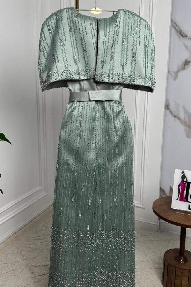 فستان ناعم بقصة عنق دائرية باللون التيفاني