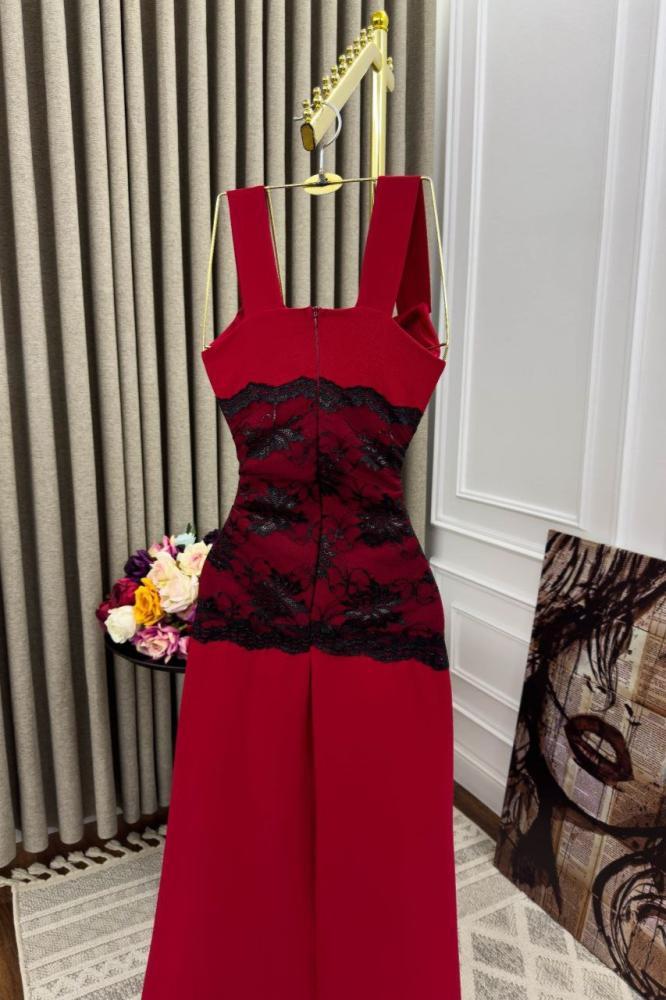 فستان سهره أحمر بتفاصيل دانتيل فخمه