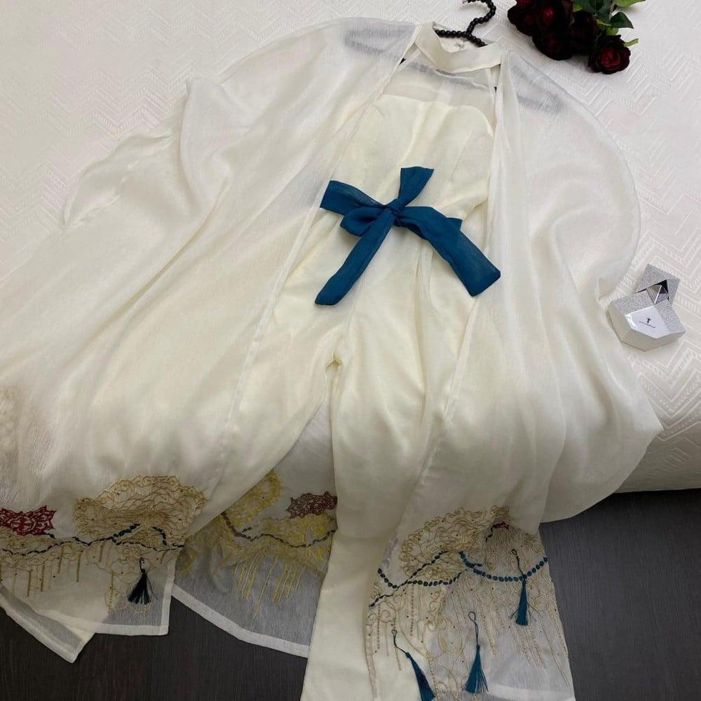 جلابية بنطلون مع بشت مطرز وفصوص