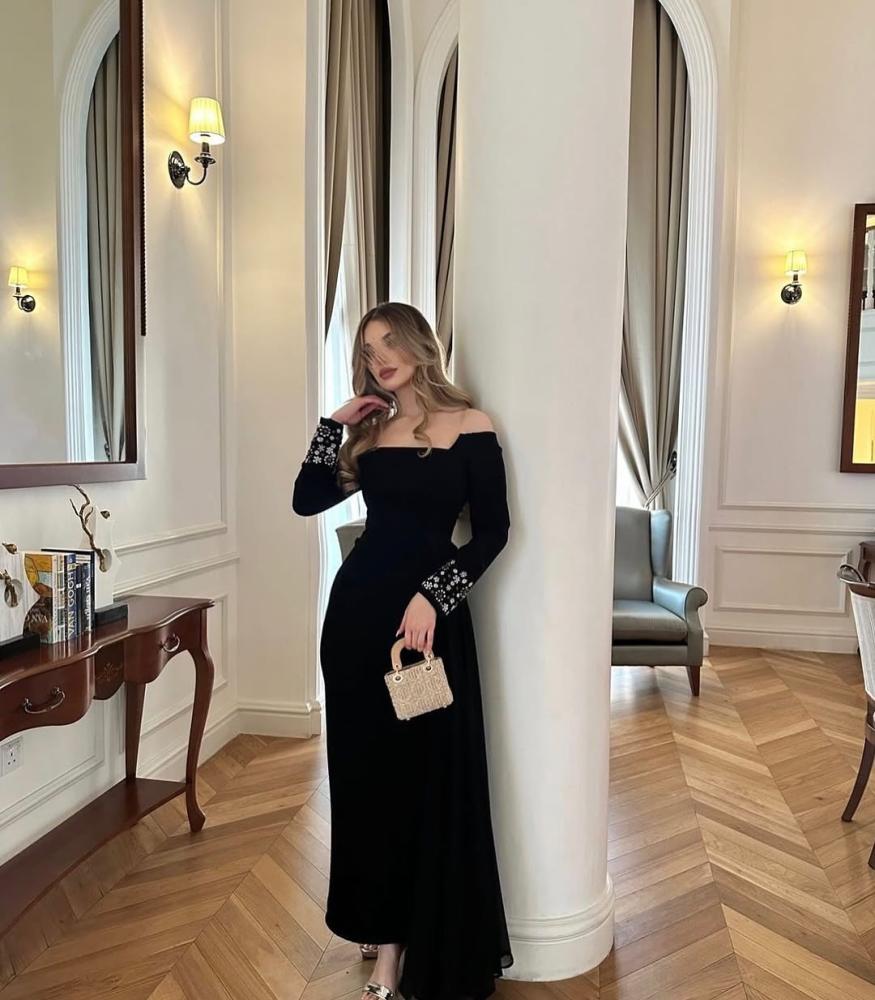 فستان سهرة كريب مع تطريز يدوي