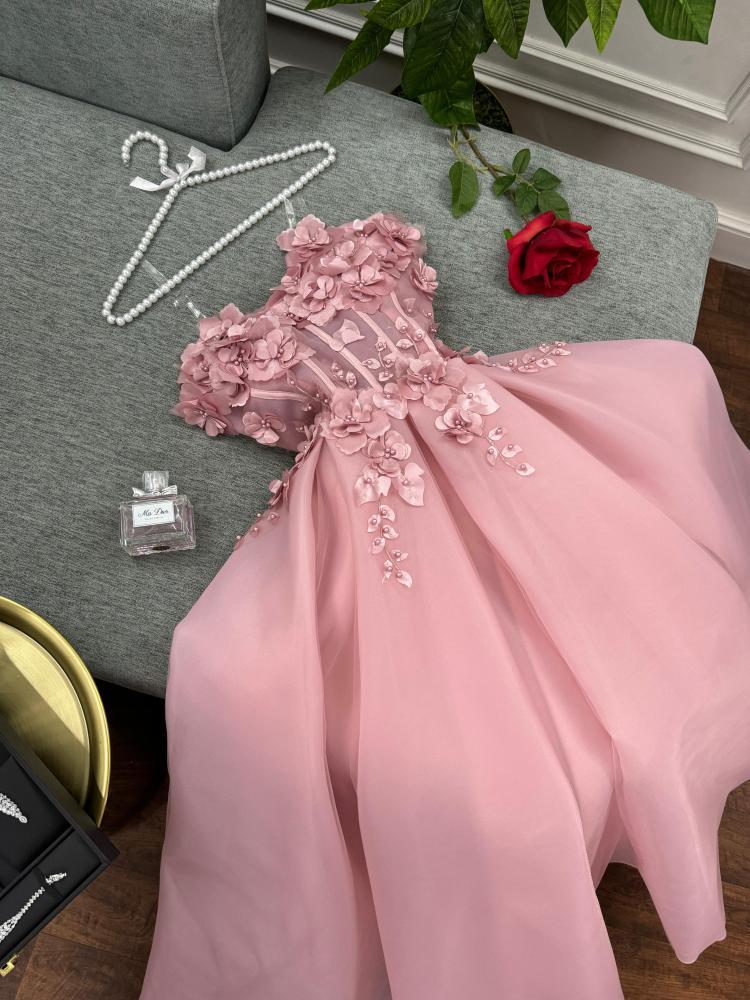 فستان سهرة سيندريلا طويل بتصميم ورود