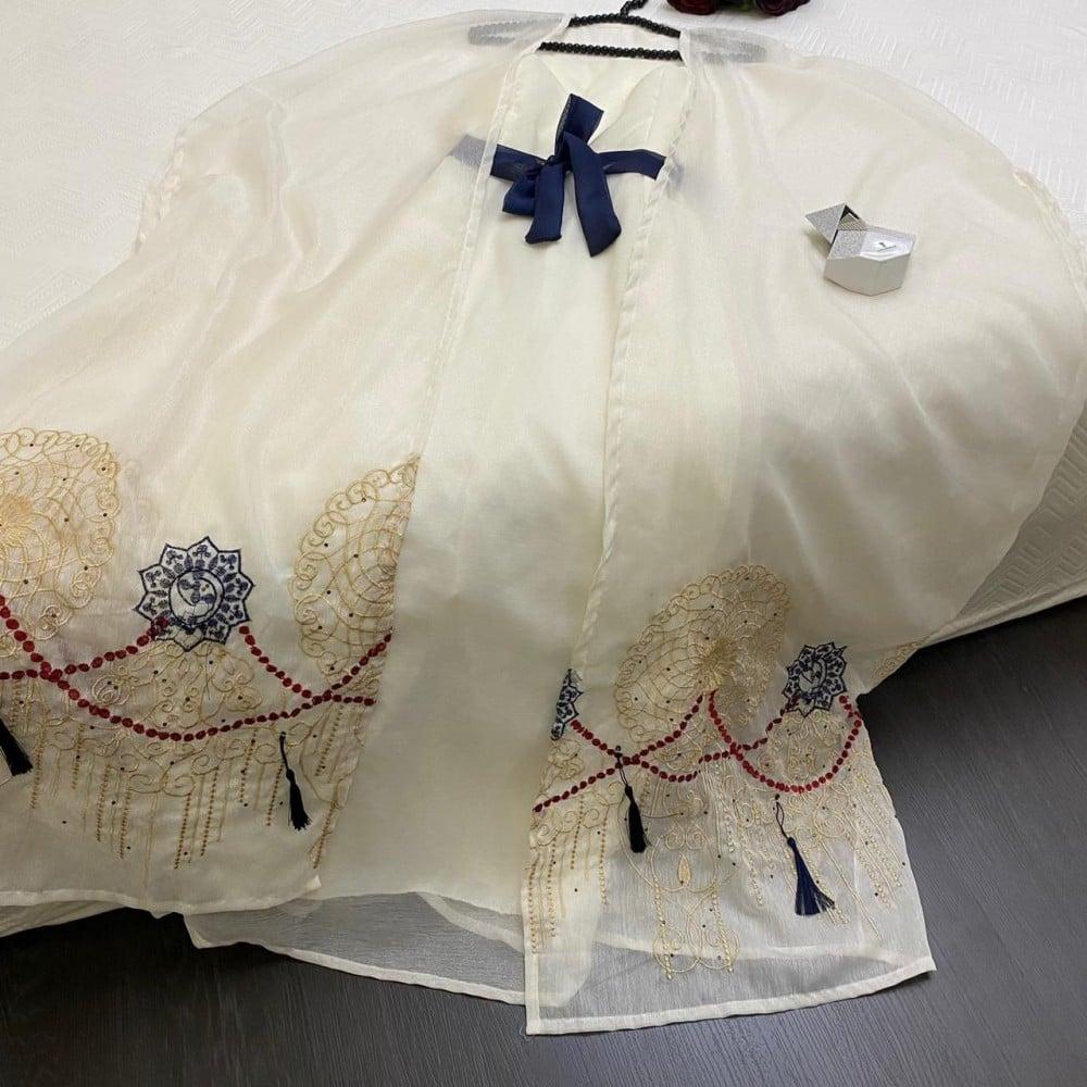 جلابية بنطلون مع بشت مطرز وفصوص