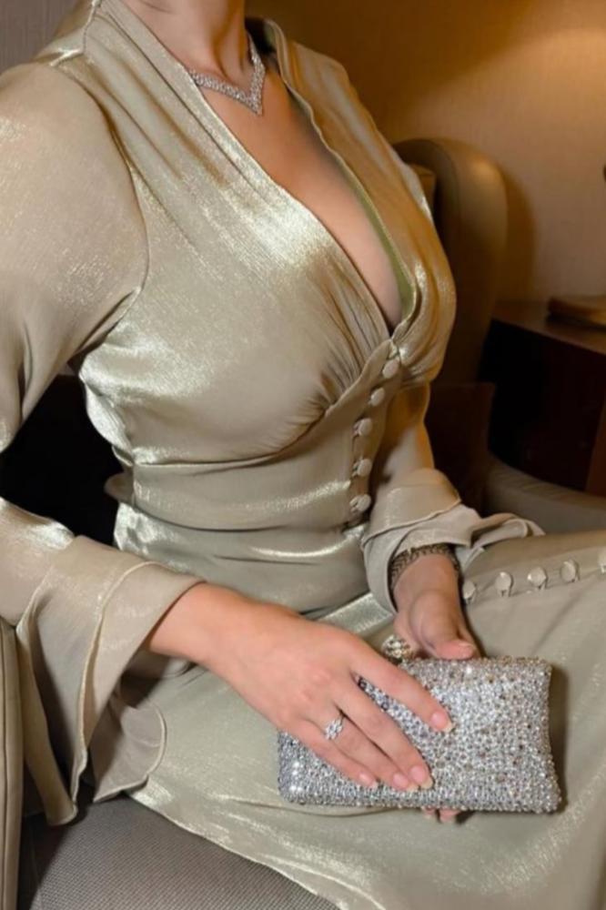 فستان ناعم بأكمام طويله لون ذهبي