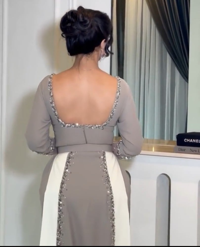 فستان كريب مطرز واكمام مميزة