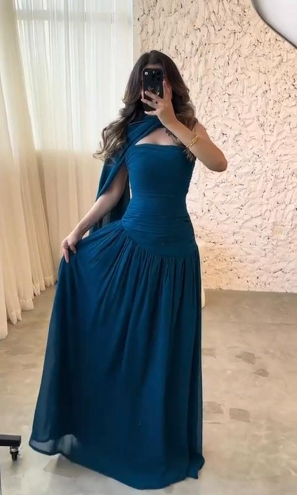 فستان سهره ناعم مزين بكسرات فاخرة