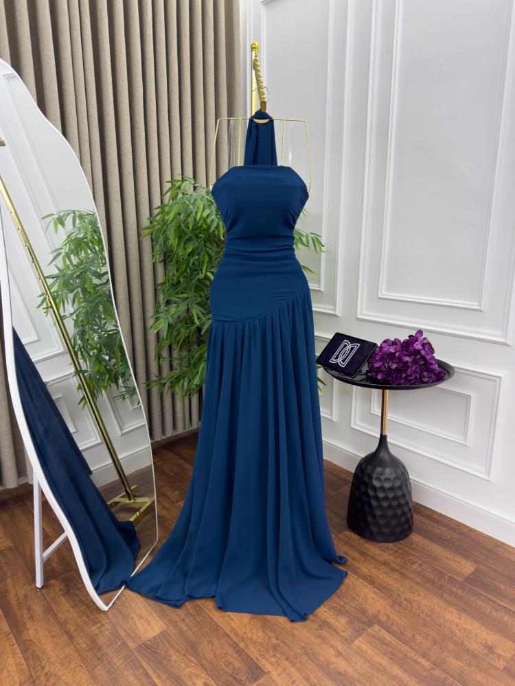 فستان سهره ناعم مزين بكسرات فاخرة