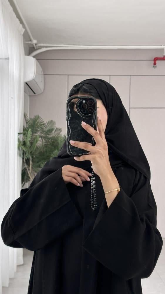 عباية كتف سوداء بتصميم كلاسيكي