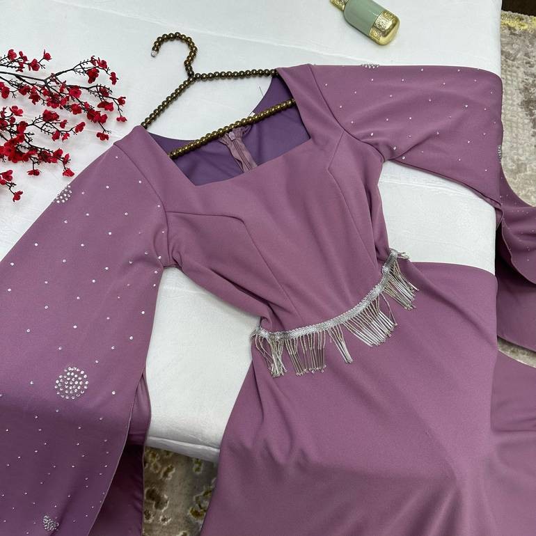 فستان ملكة  أبيض اميرات2024