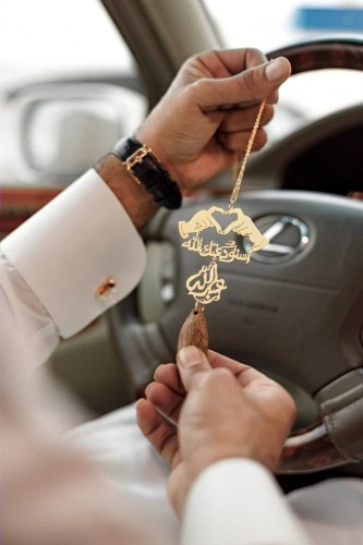 تعليقة كسرة العود بشكل قلب بيدين