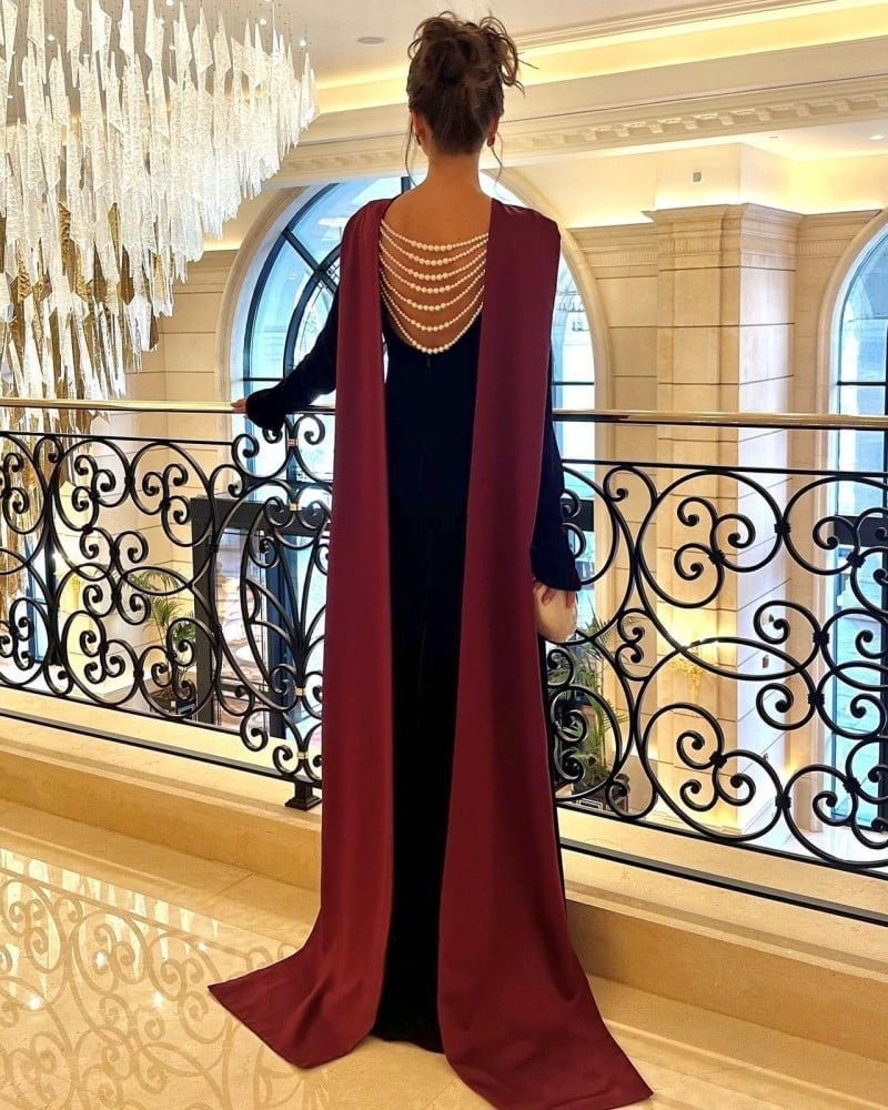 فستان مخمل مع شال طويل