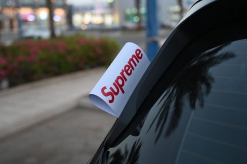 شعار Supreme - ابيض