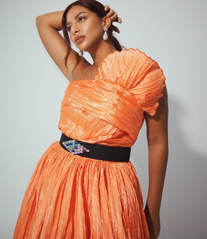 فستان سهرة مكسّر مع حزام مخمل بكرستالات انيقة