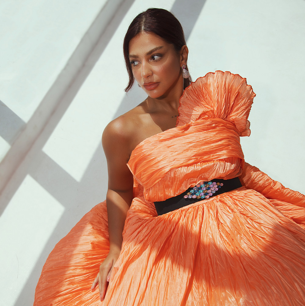 فستان سهرة مكسّر مع حزام مخمل بكرستالات انيقة