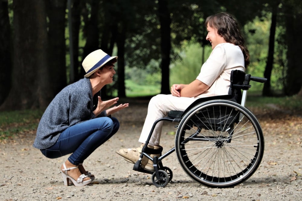كيف تساعد الكراسي المتحركة الكهربائية على توفير الراحة والملاءمة للمستخدم؟