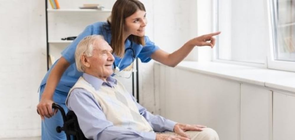 الكراسي المتحركة تعرف علي المستلزمات الطبية المساعدة للحركة لكبار السن