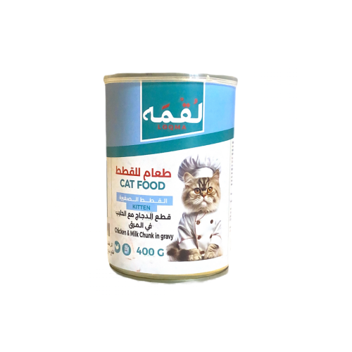 لقمة طعام رطب للقطط قطع الدجاج مع الحليب في المرق...