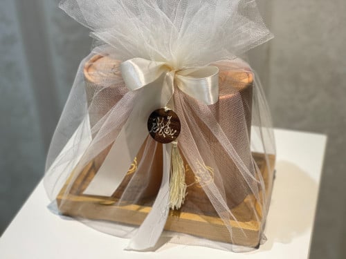 إهداء مغلف من عسل السدر اليمني الفاخر مع صينية خشبية