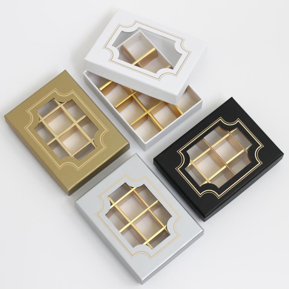 علب حلويات شفافة بتقسيم 12 فتحة