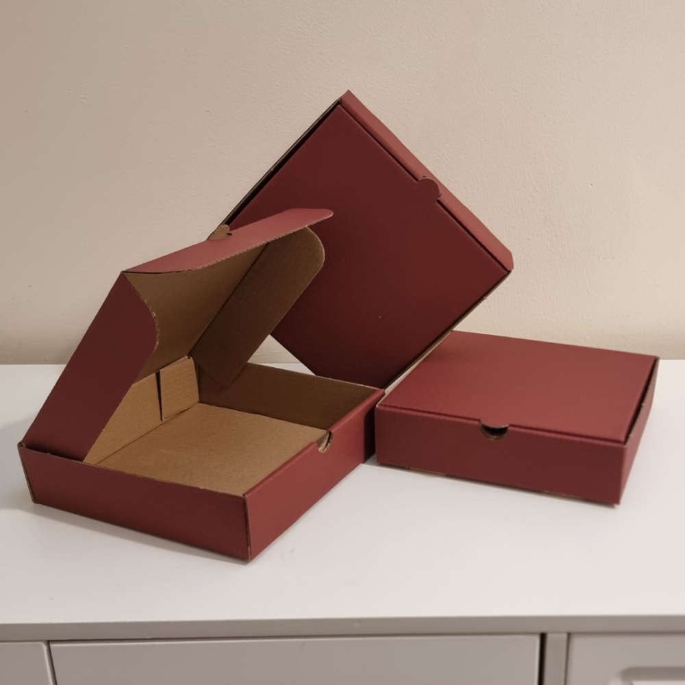 كرتون شحن لون احمر