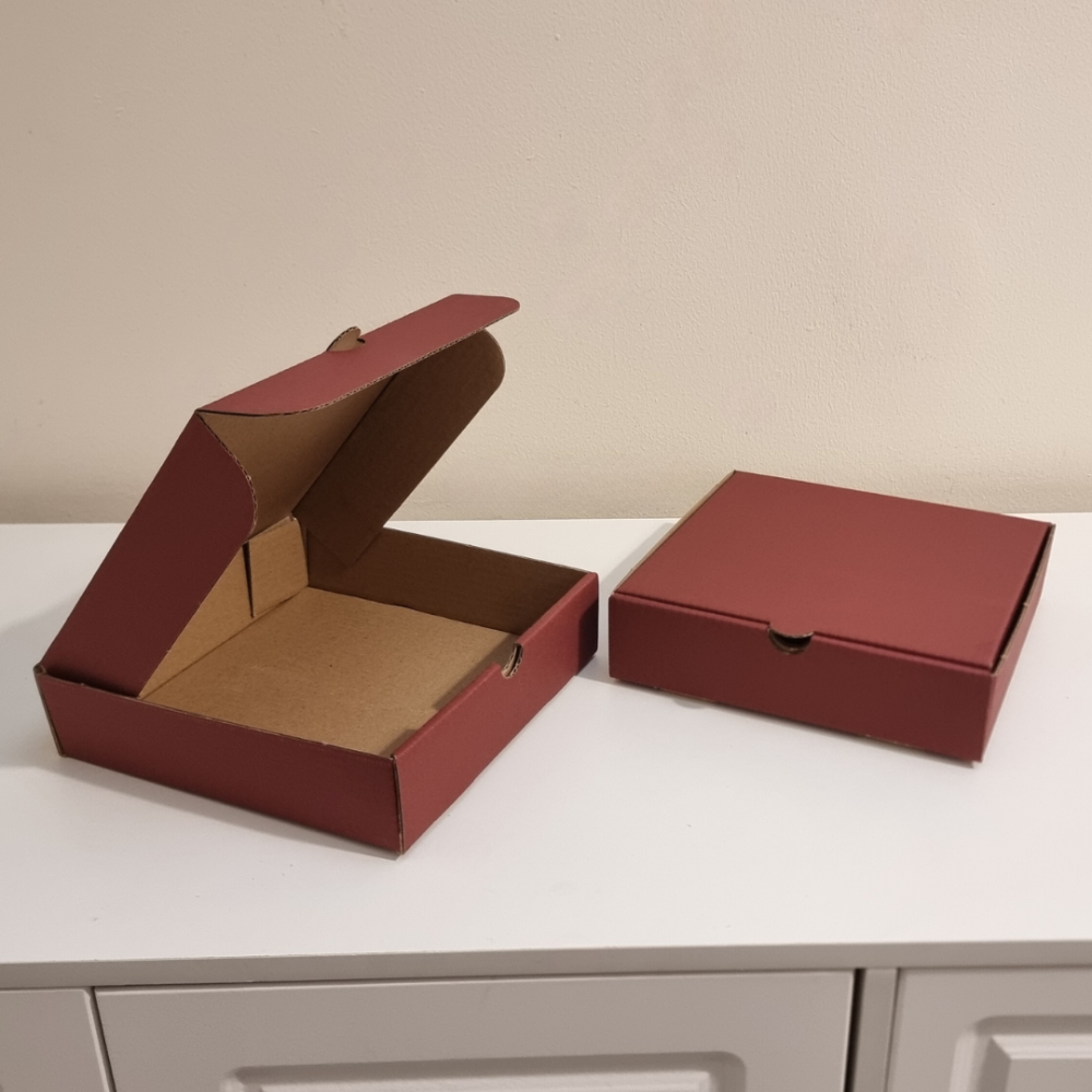 كرتون شحن لون احمر