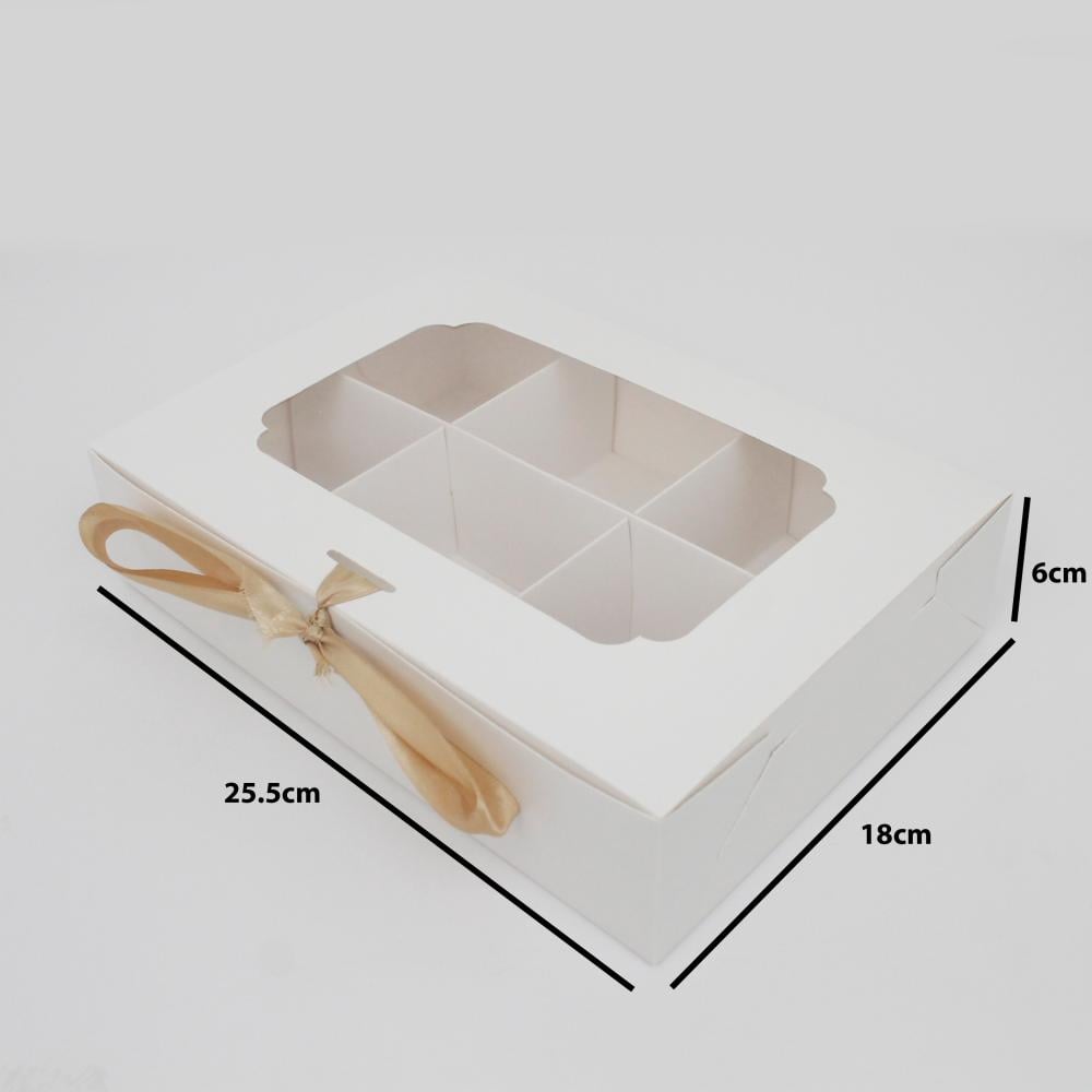 علبة ورقية مقسمة للحلويات بغطاء شفاف