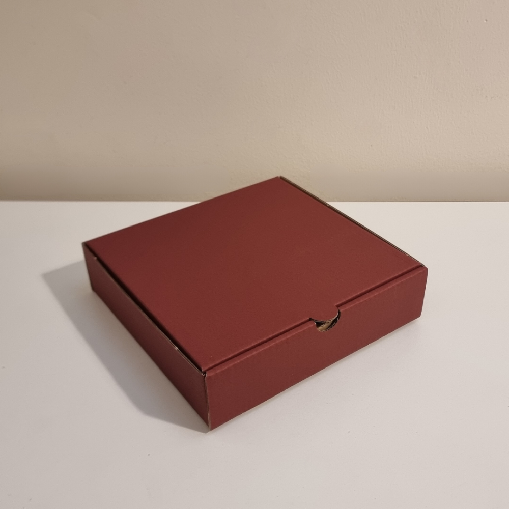 كرتون شحن لون احمر