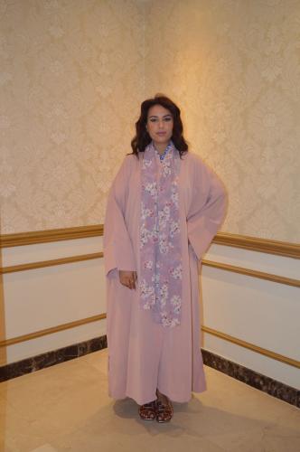 عباية زهرية كاجوال بطابع قفطان عصري – قطعة لا غنى...