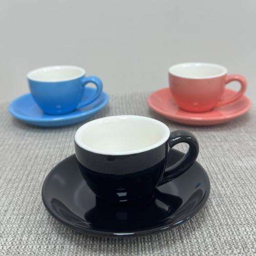 أكواب اسبريسو ملونة مع صحن