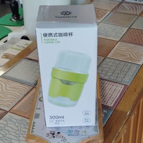 كأس زجاجية بمقبض و غطاء