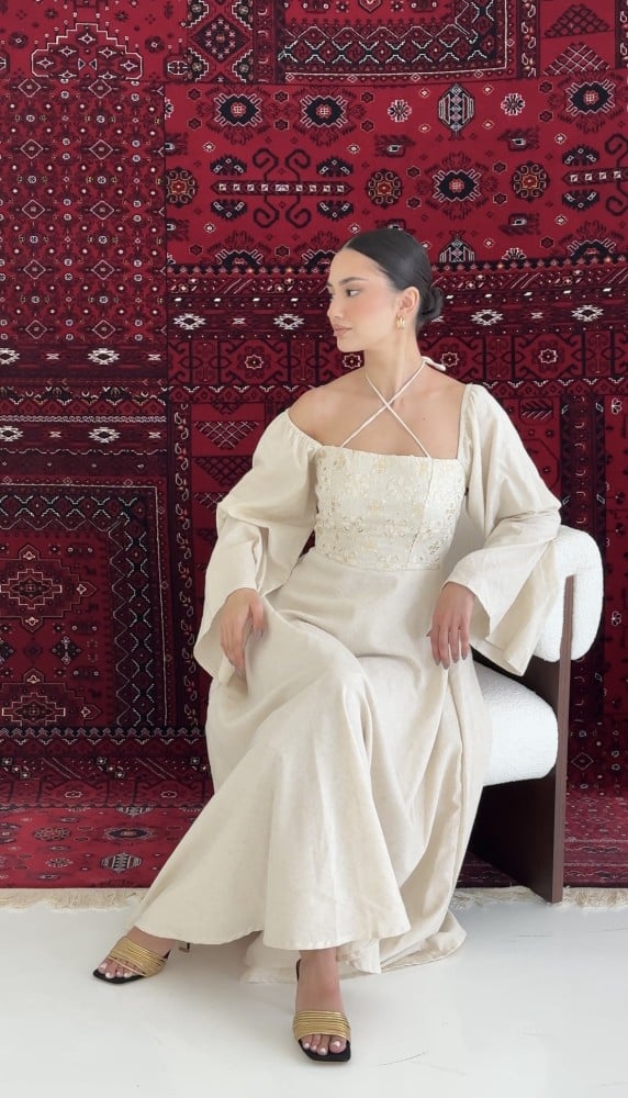 فستان بأكمام طويله