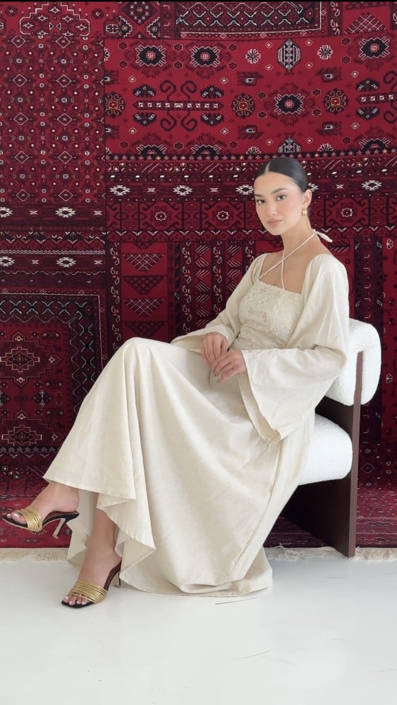 فستان بأكمام طويله