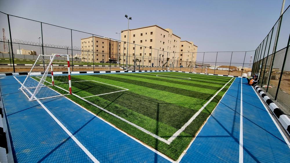 أفضل أنواع العشب الصناعي للملاعب في السعودية – دليل احترافي من خبراء التنفيذ